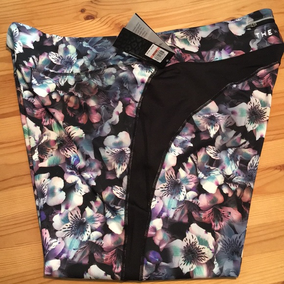 Jessica Simpson Plus Size Wild Flora Capri Legging - Picture 6 of 10